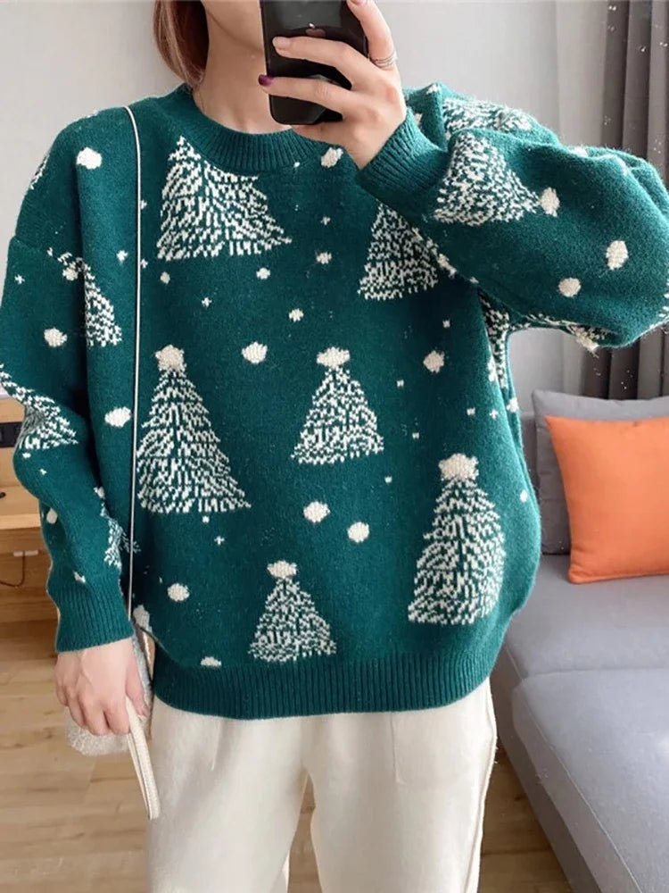Karolina® | Warm women's knitted sweater with a Christmas tree print and a loose fit