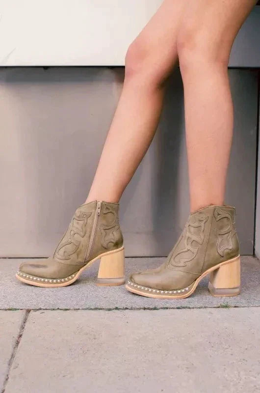 Jazmin | Durable orthopedic boots