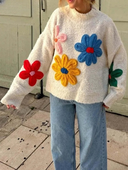 Carmen | Women's knitted sweater with floral embellishments