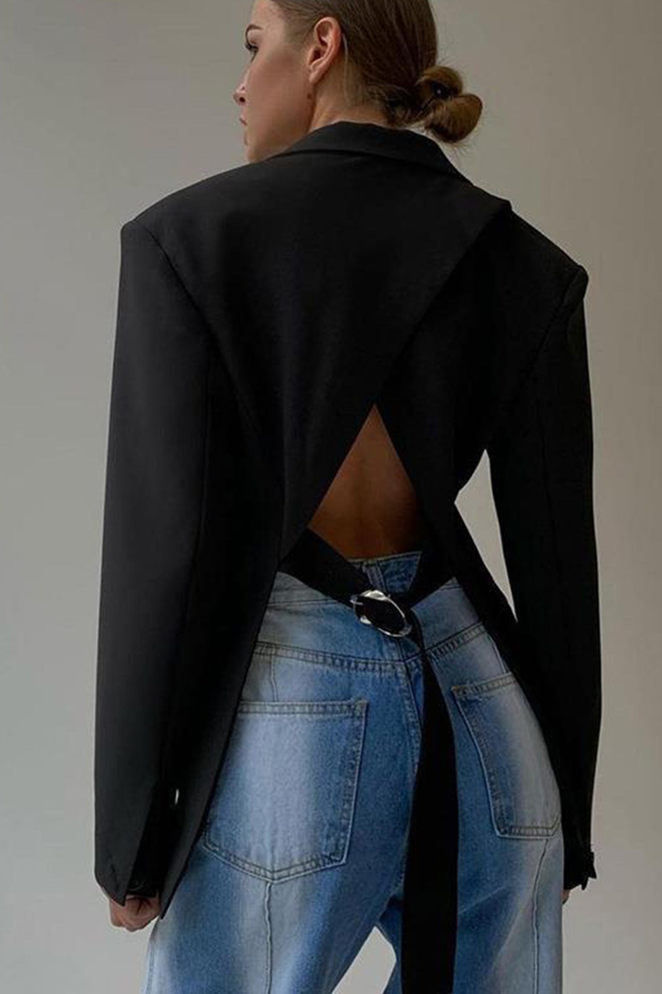 Patricia | Solid color backless blazer with slit