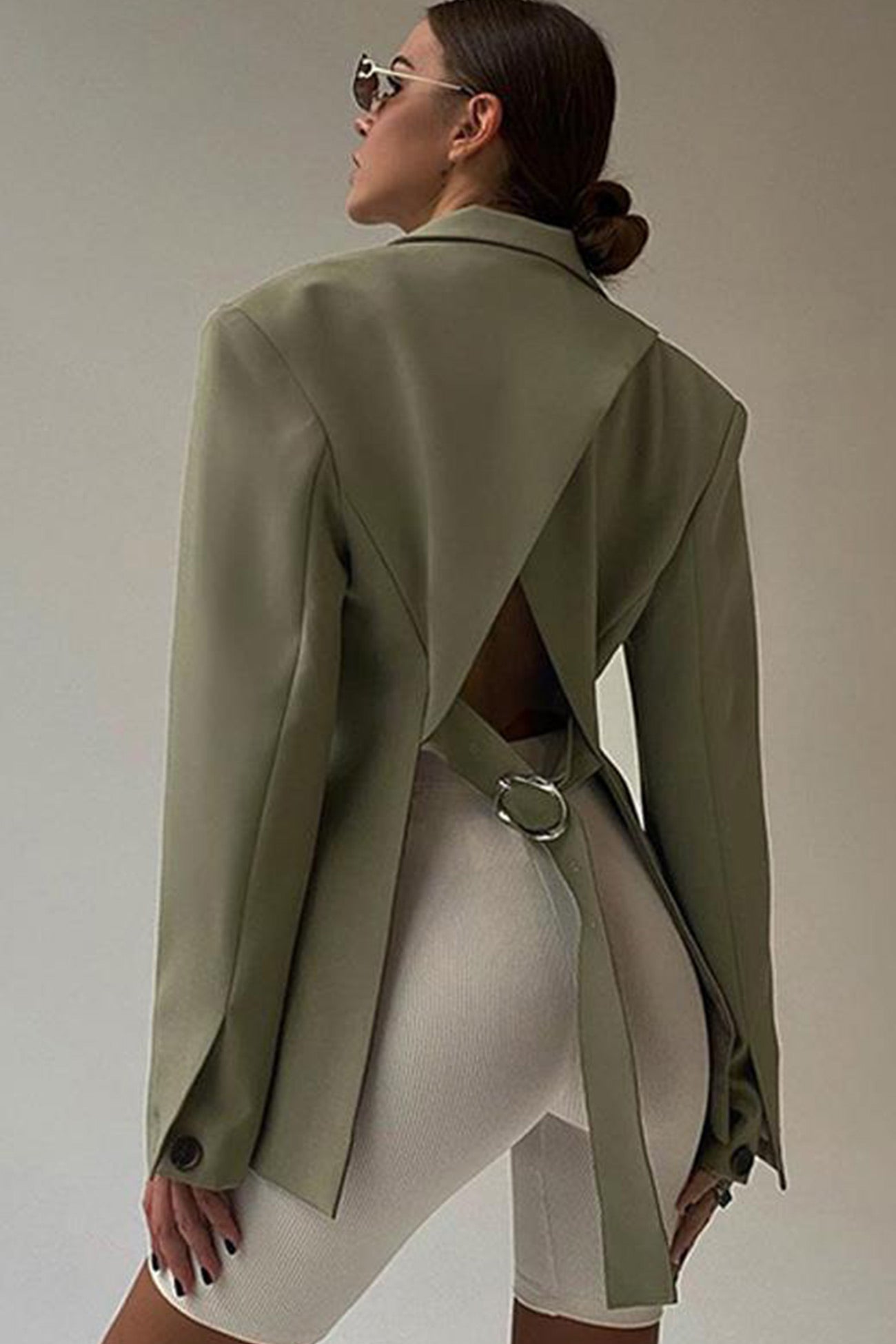 Patricia | Solid color backless blazer with slit