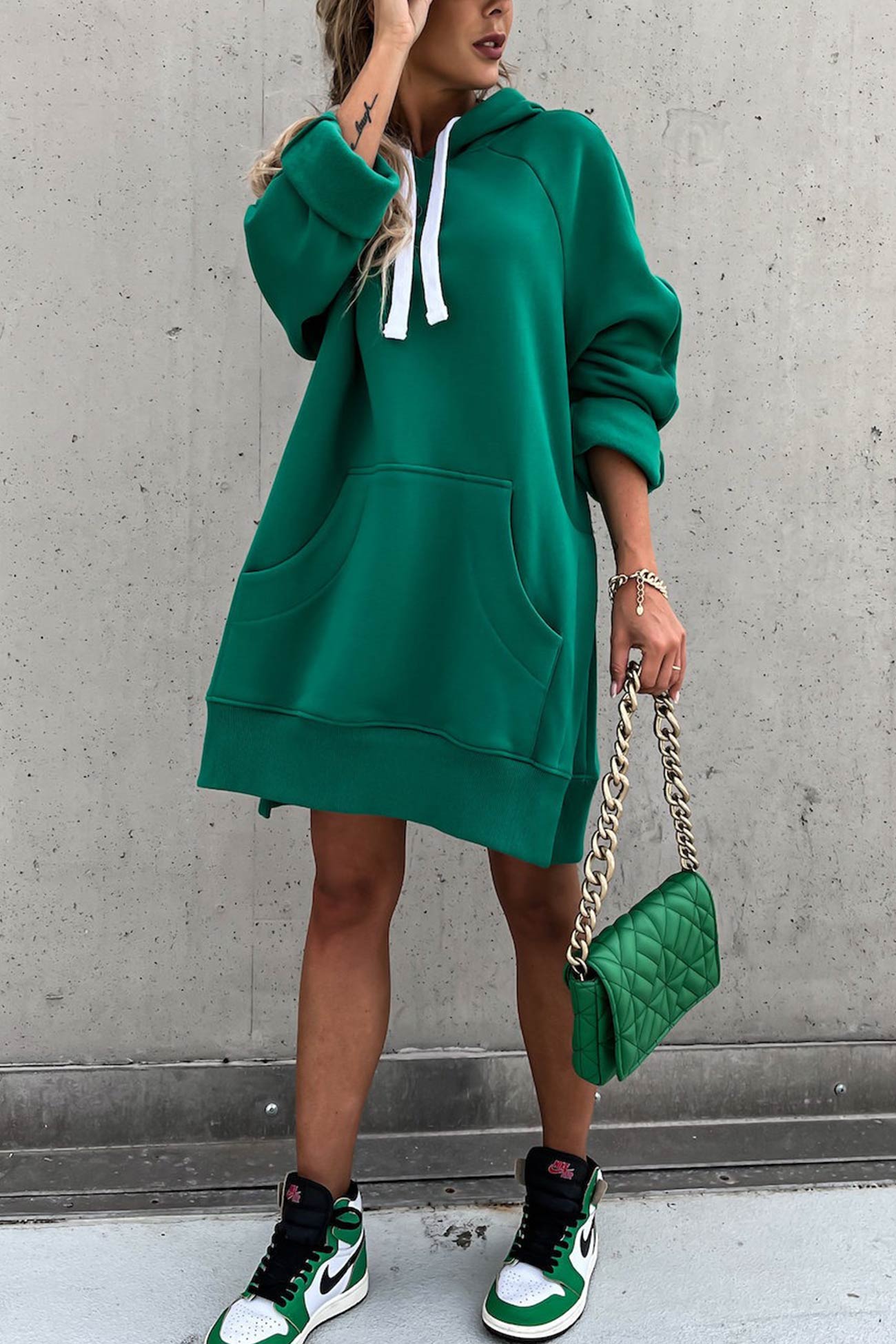 Cecilia | Solid color mid-length hoodie with slit