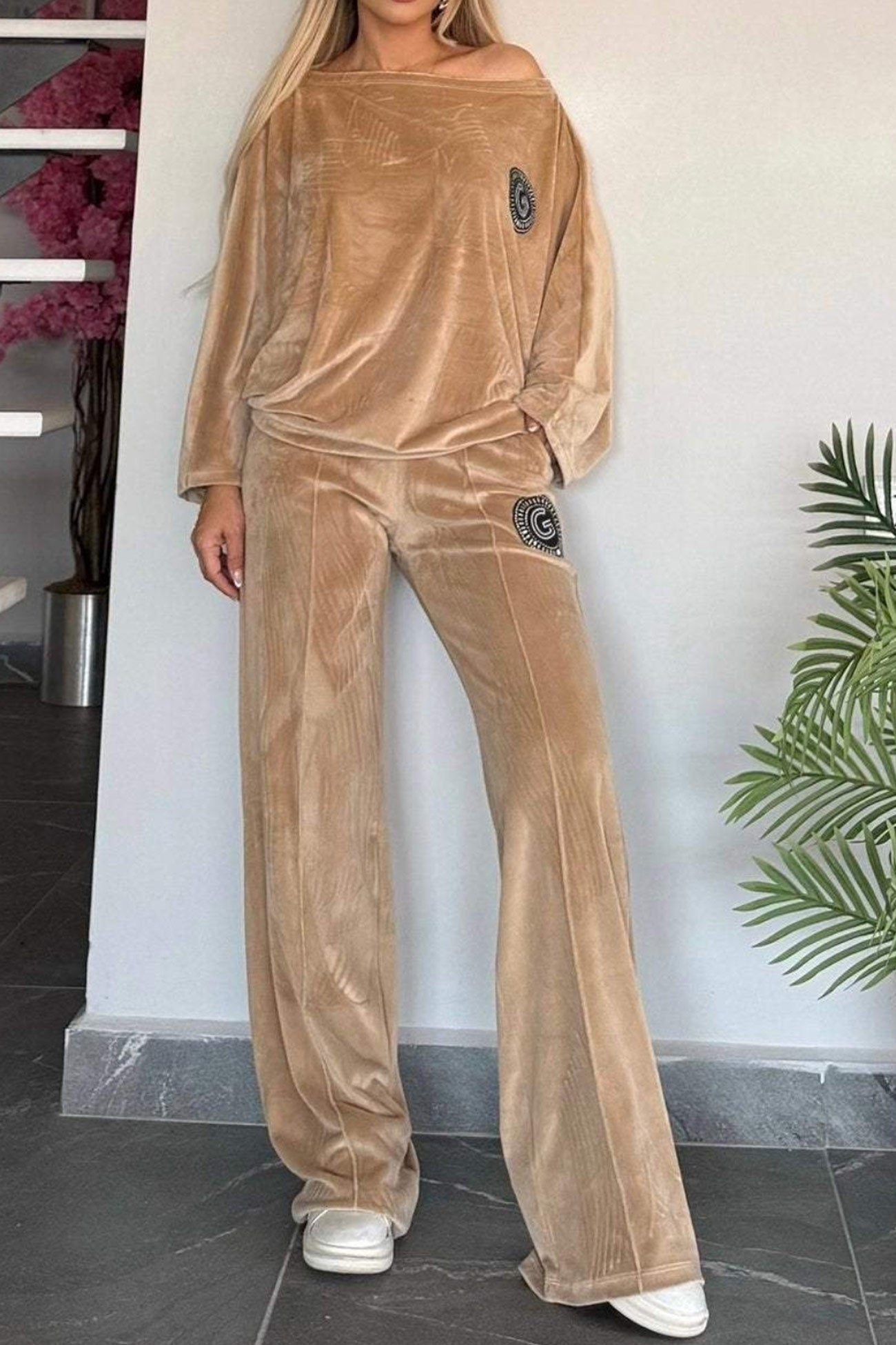 Cristina | Two-piece suede suit with batwing sleeves