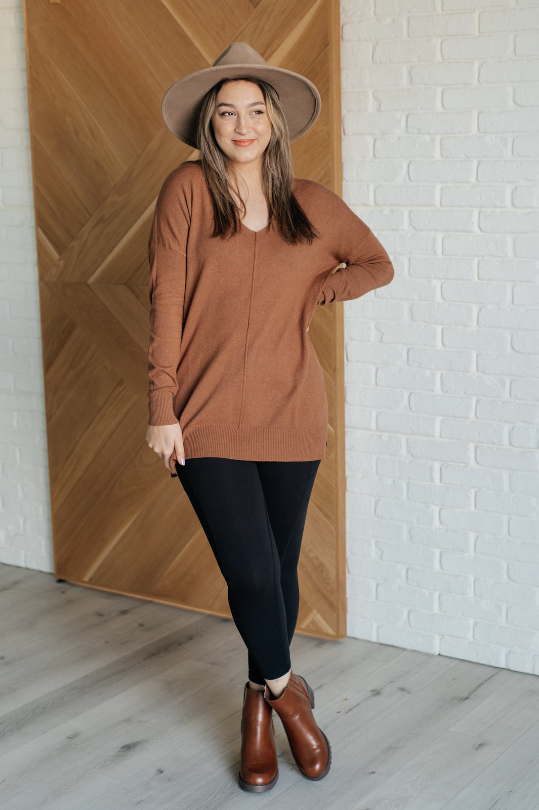 Beata | V-neck sweater with front seam in deep camel