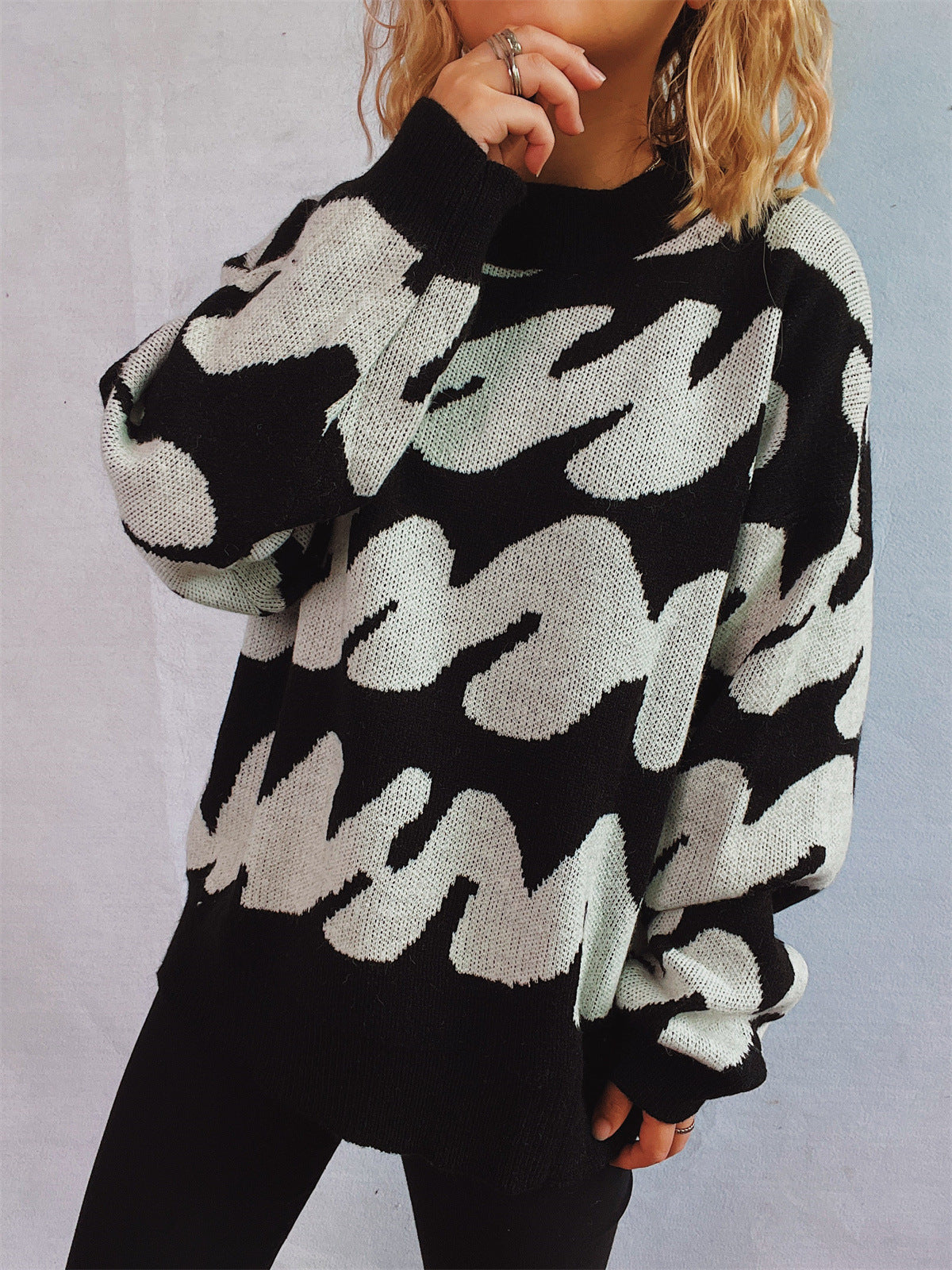 Anita | Contrasting long-sleeved sweater with a crew neck