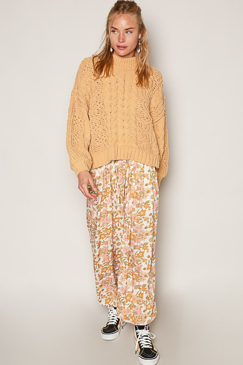 Carolina | Sweater with stand-up collar and cable knit