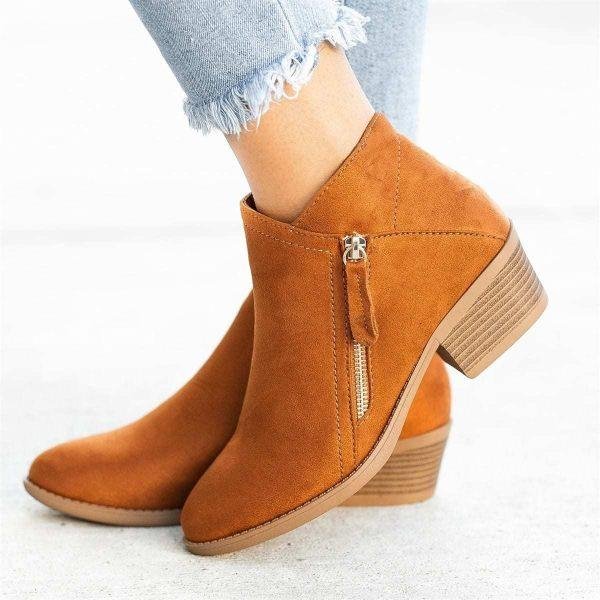 Romina | Fashionable suede boots for autumn.