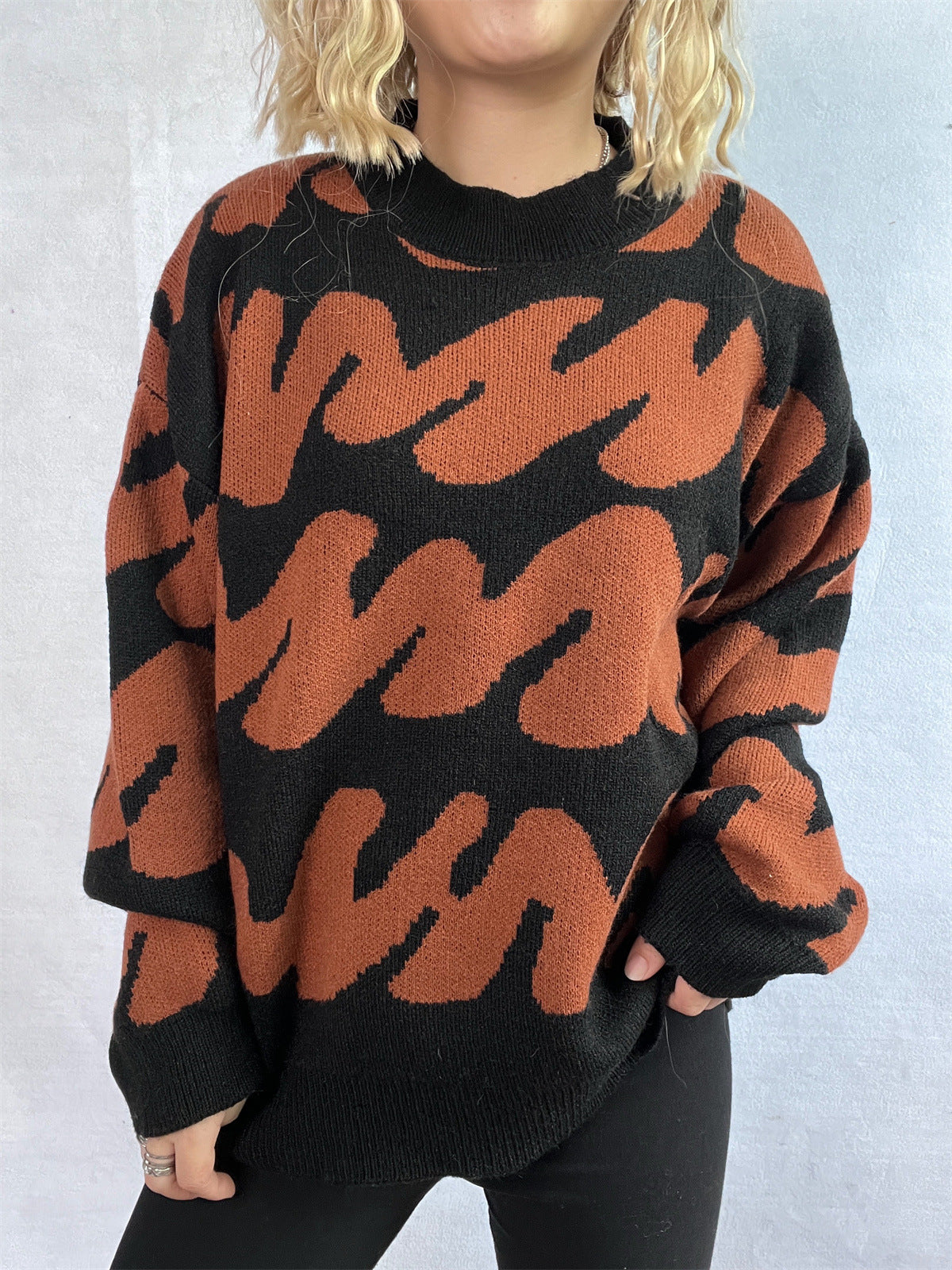 Anita | Contrasting long-sleeved sweater with a crew neck
