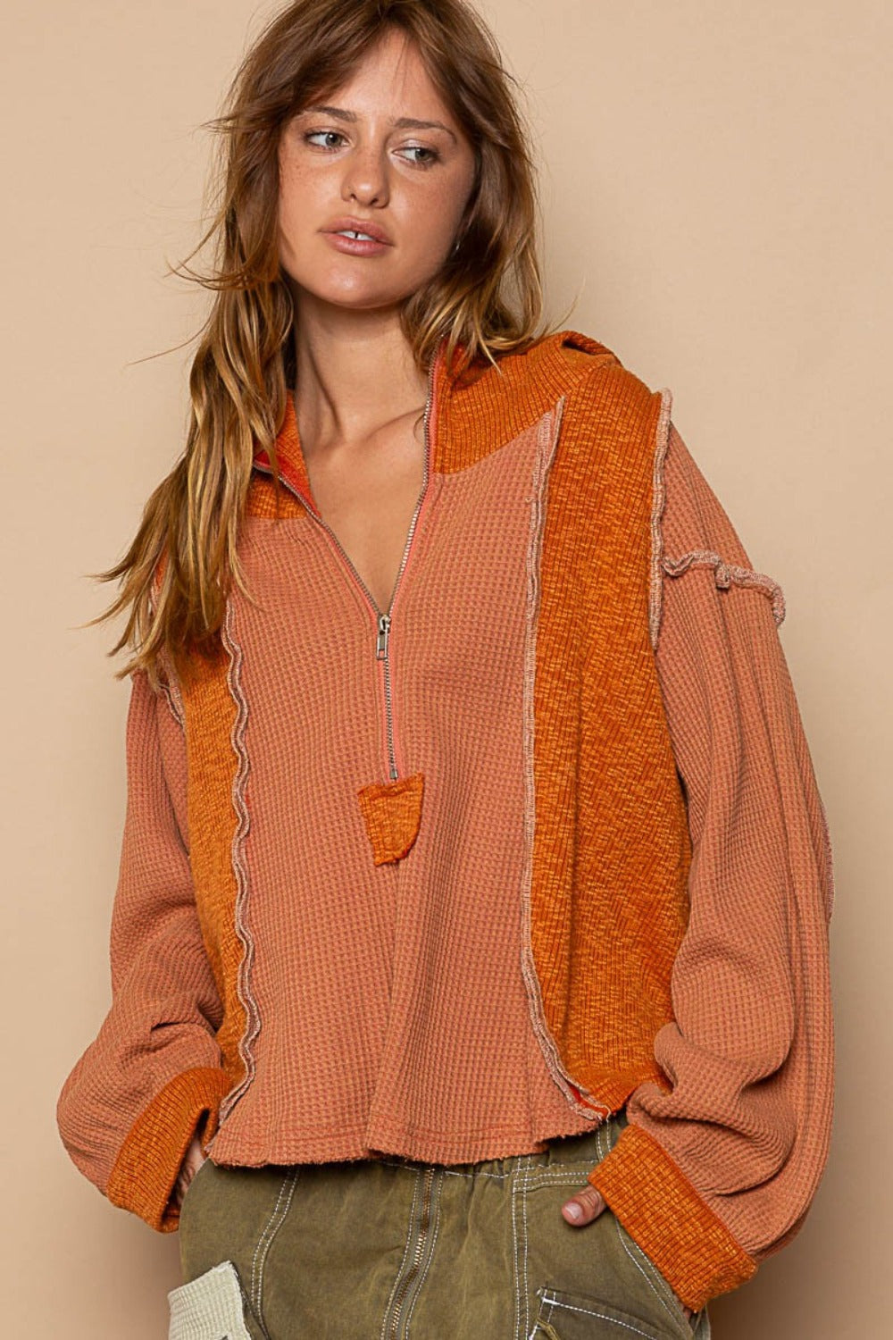 Lilian | POL thermal hoodie with half zip and visible seams in contrasting color