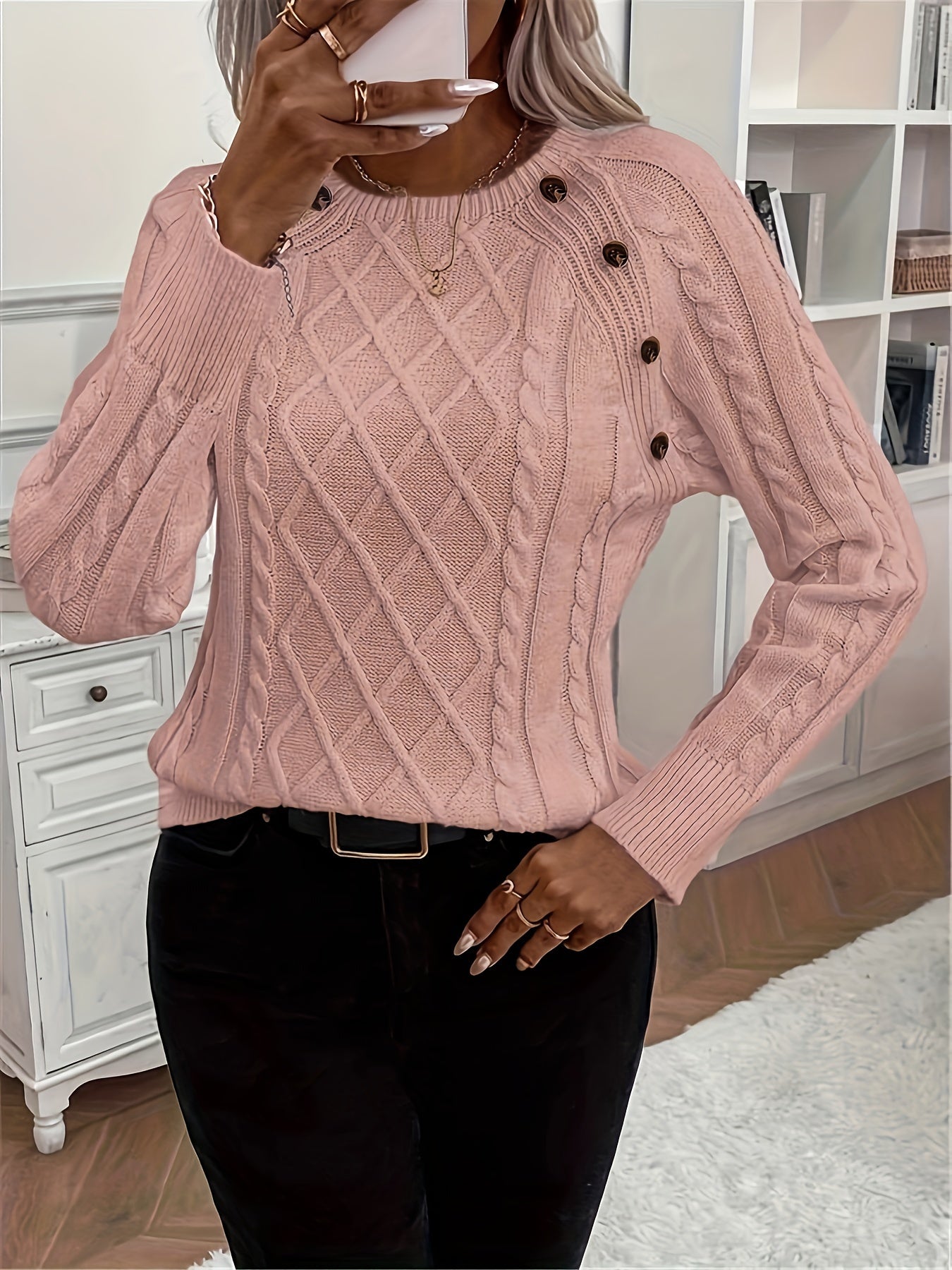 Annelie | Single-breasted cable-knit sweater with a crew neck