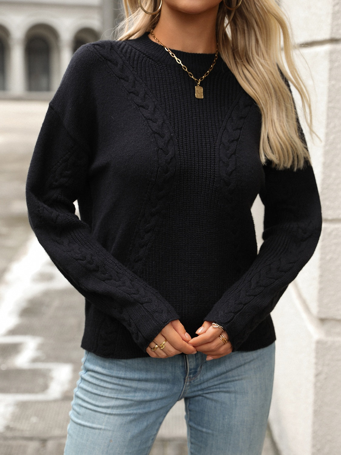 Marta | Long-sleeved cable-knit sweater with a crew neck