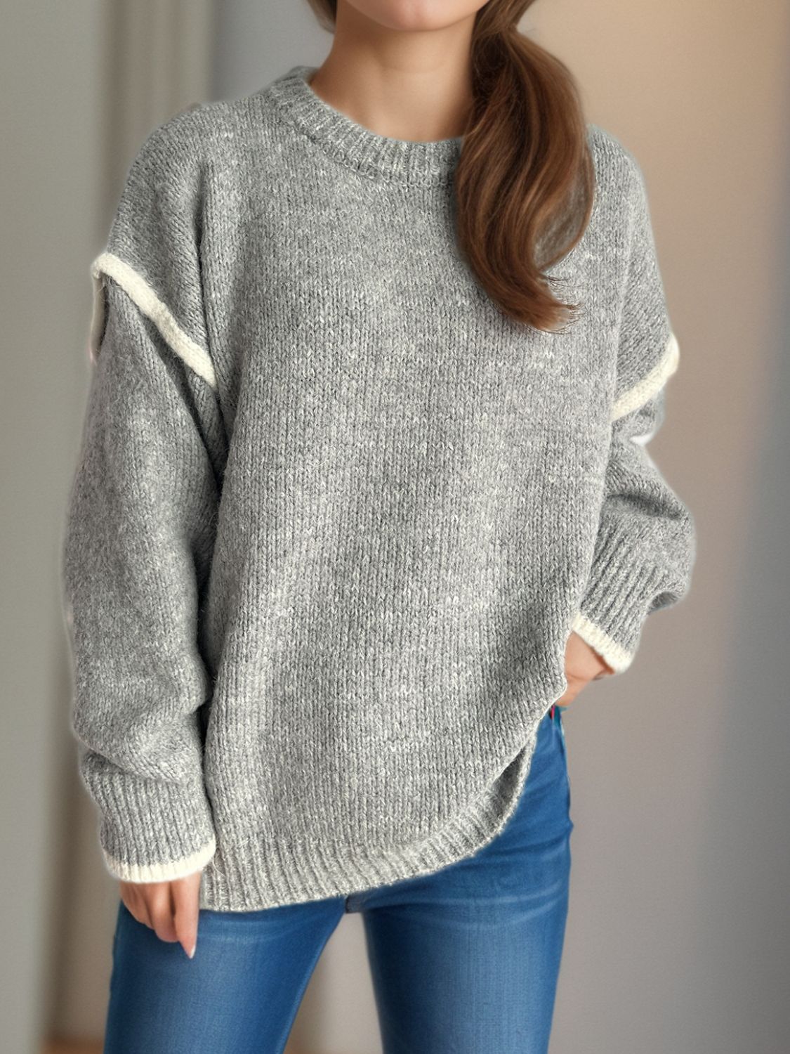 Luz | Round neck sweater with sloping shoulders and contrasting trim