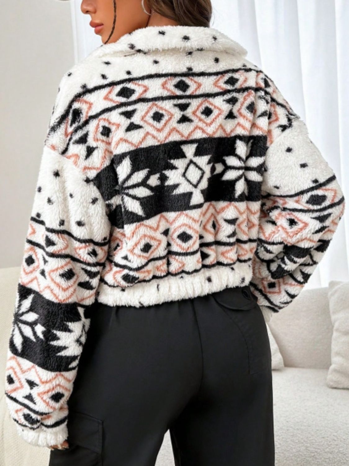 Miranda | Short jacket with geometric collar and zip