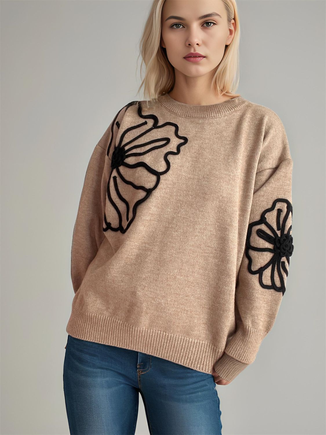 Gerda | Long-sleeved sweater with a floral crew neck