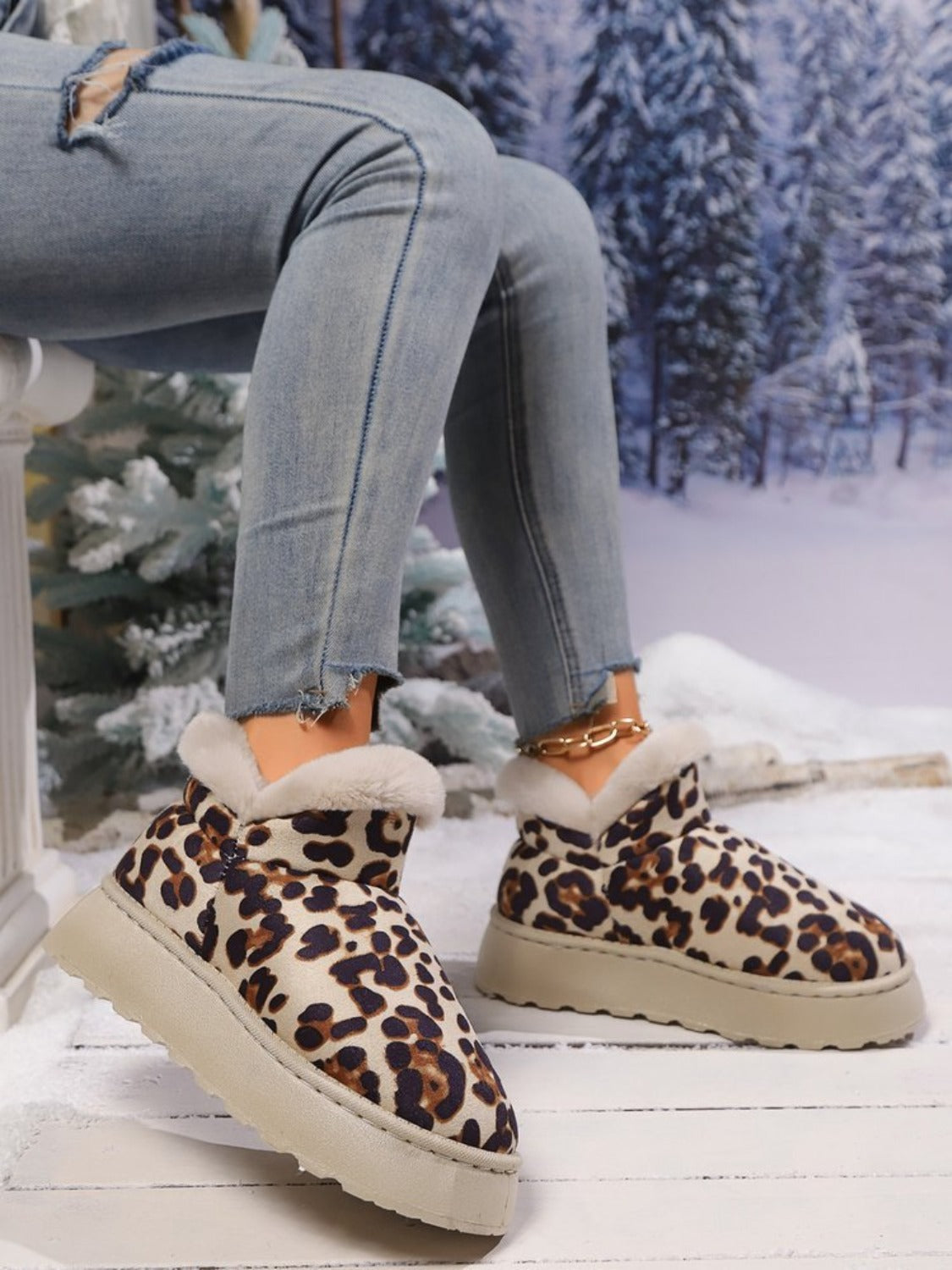 Angeline's | Thermal leopard platform boots with a round toe