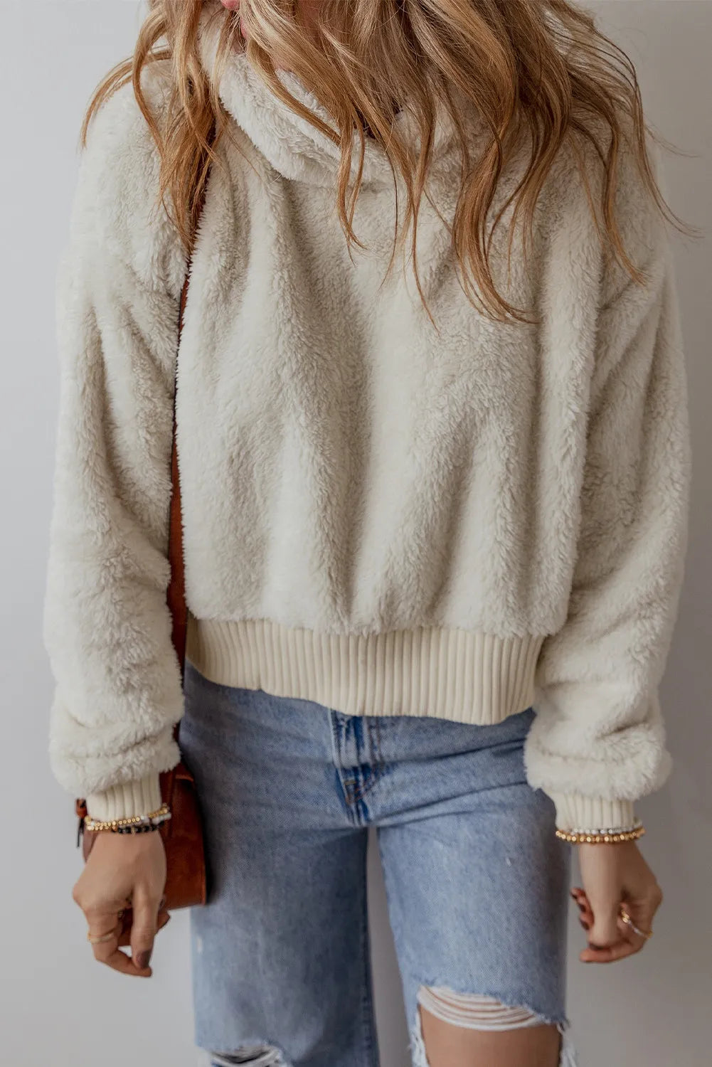 Ariadna | Fluffy, long-sleeved hoodie with low shoulders
