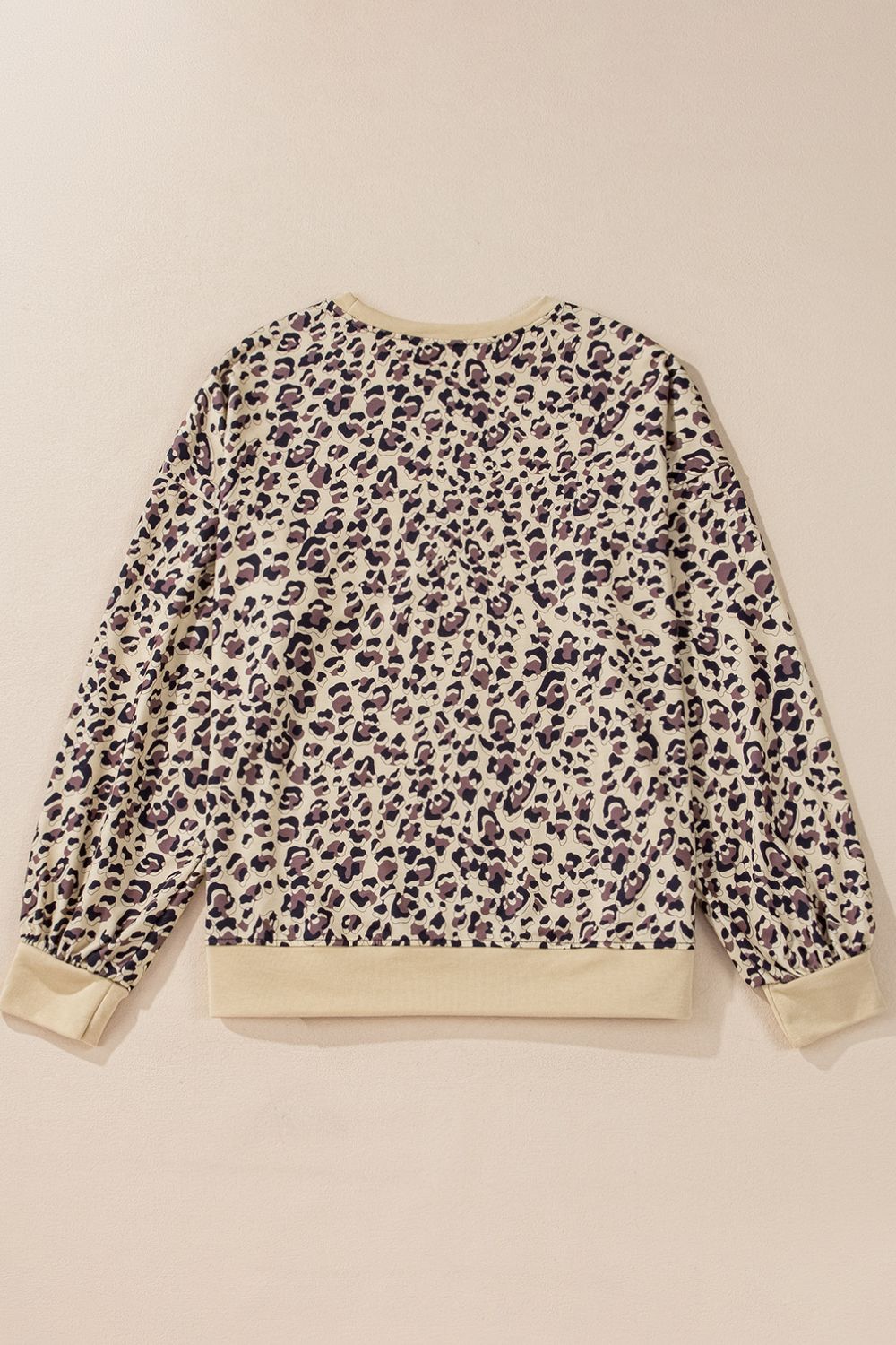Clara | Long-sleeved sweatshirt with a slit leopard crew neck