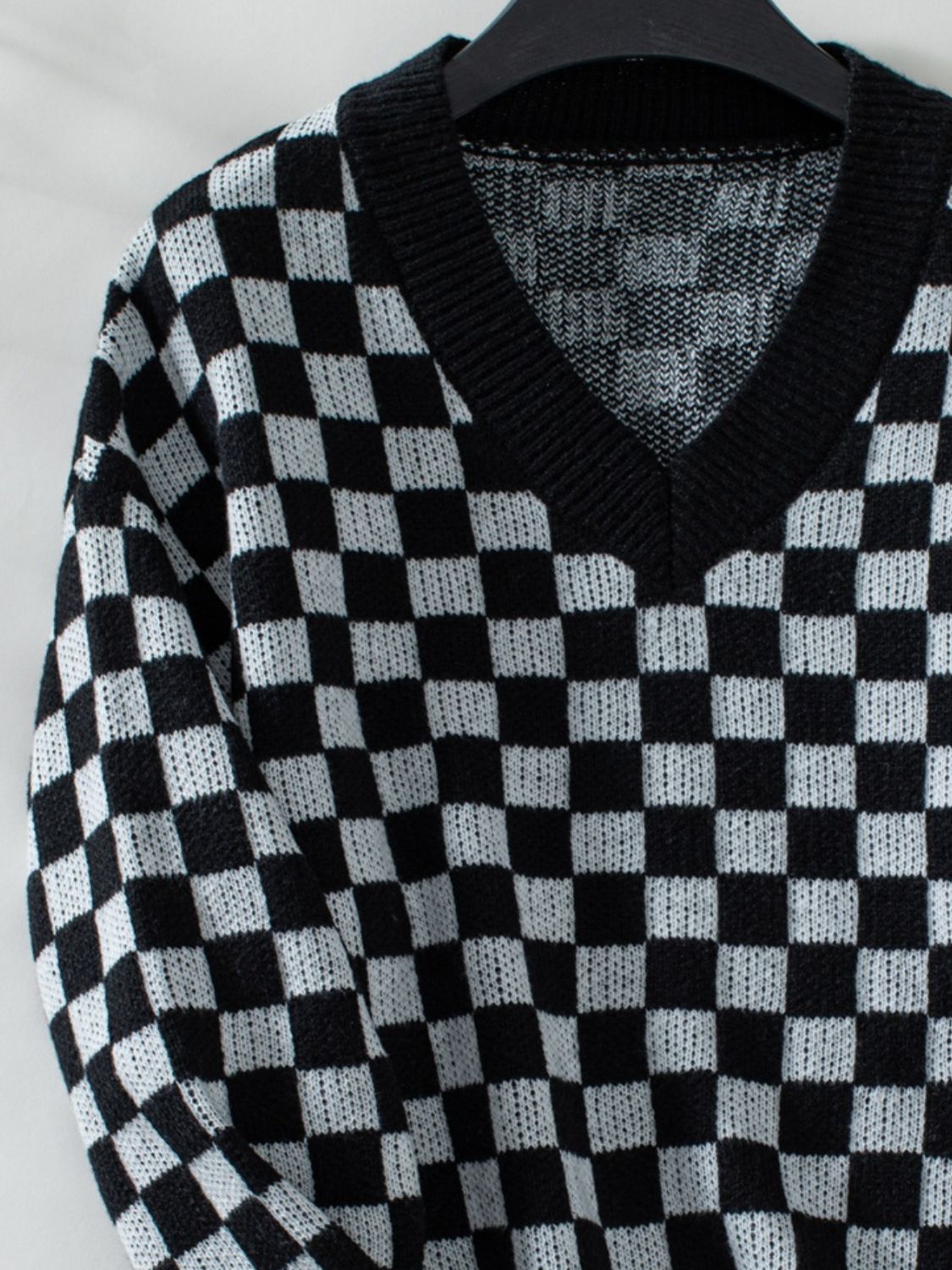 Mariana | Checked sweater with a V-neck and dropped shoulders