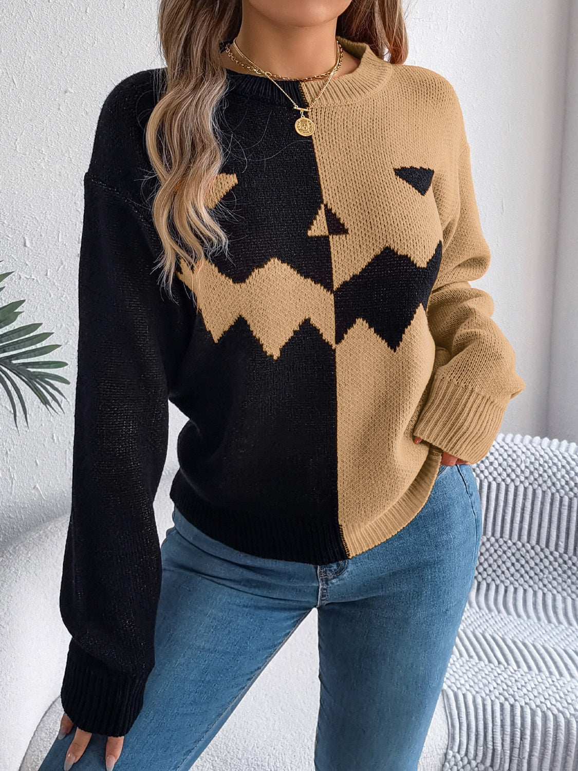 Ana | Contrasting long-sleeved sweater with a crew neck