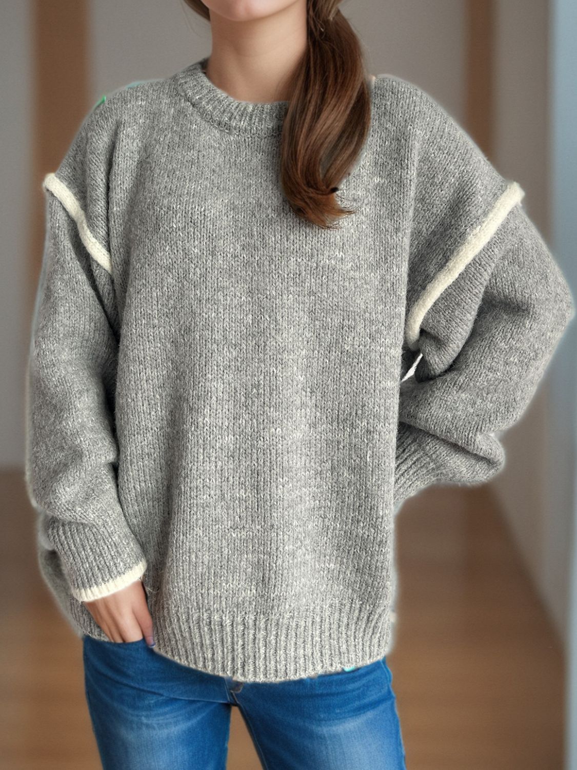 Luz | Round neck sweater with sloping shoulders and contrasting trim