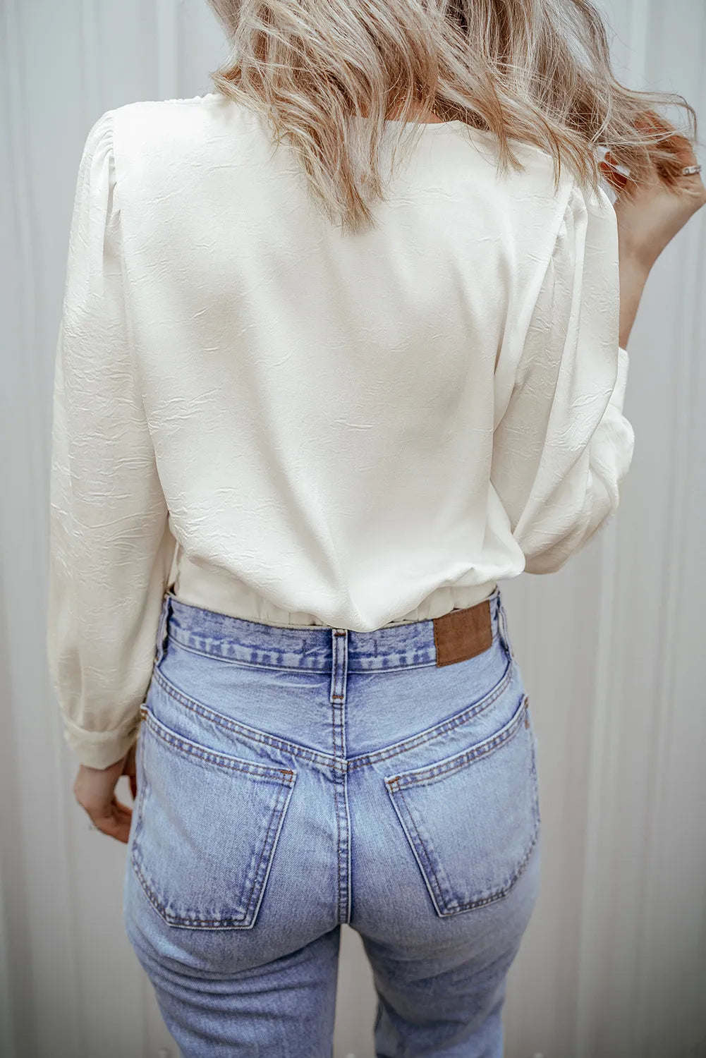 Anika | Structured long-sleeved blouse with a V-neck