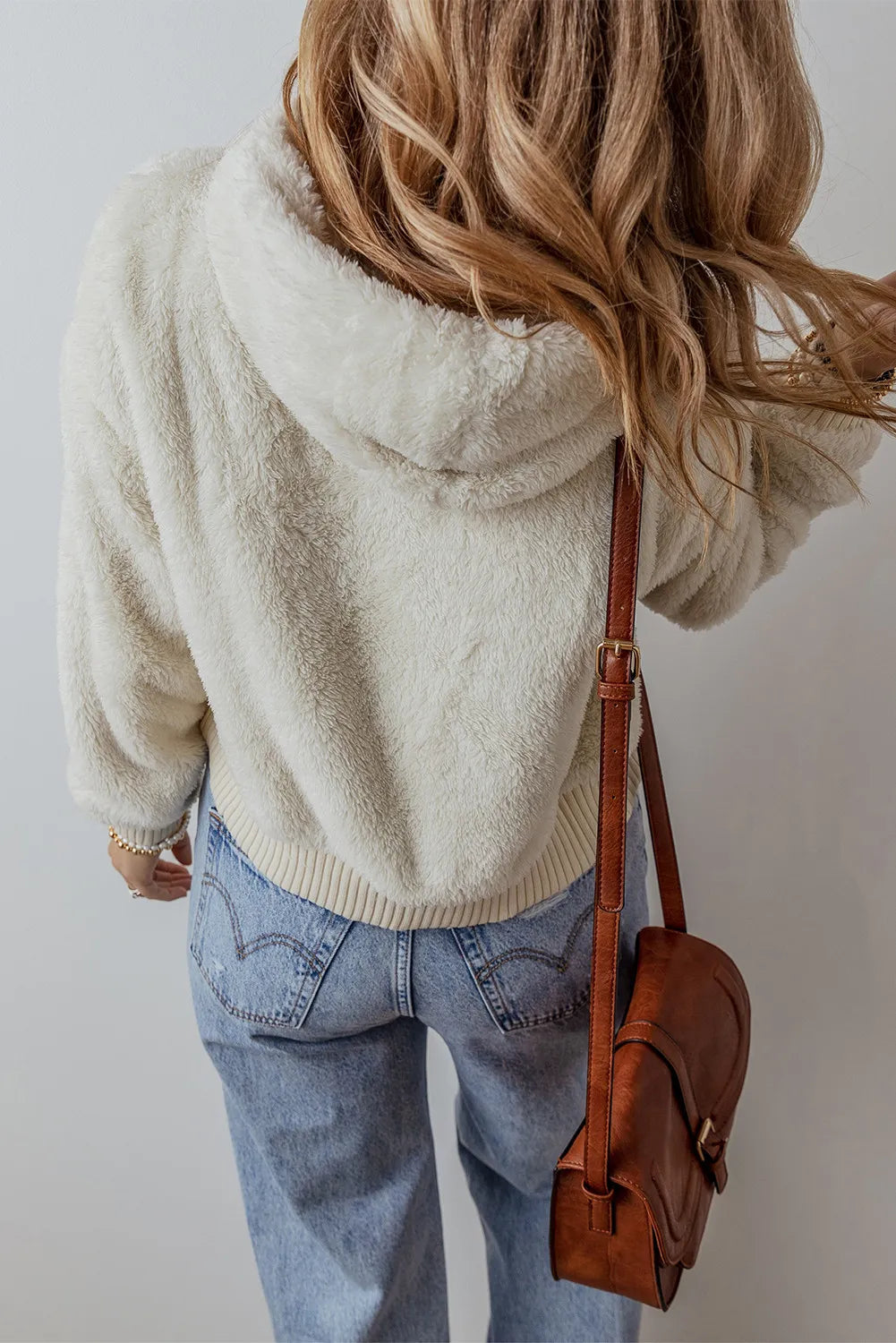 Ariadna | Fluffy, long-sleeved hoodie with low shoulders
