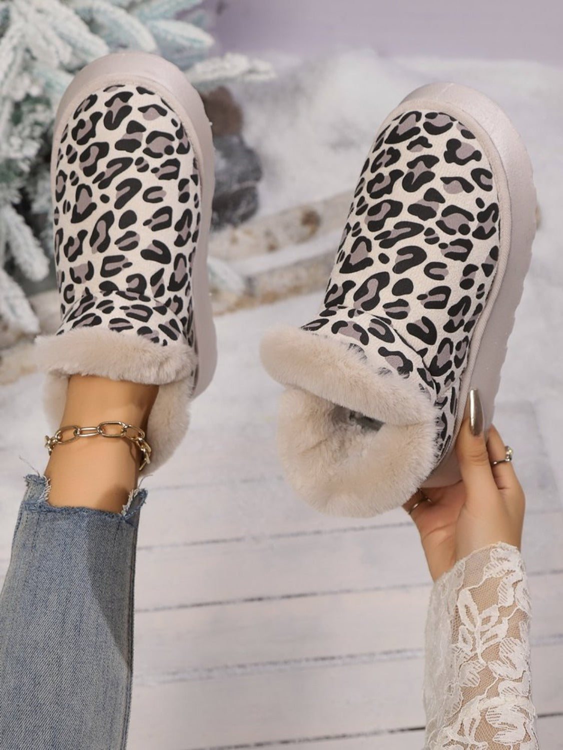 Angeline's | Thermal leopard platform boots with a round toe