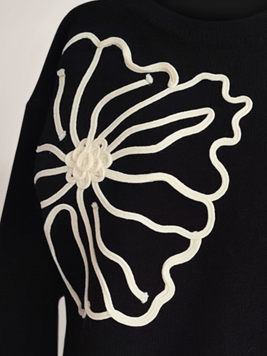 Gerda | Long-sleeved sweater with a floral crew neck