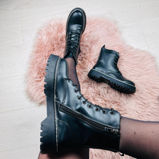Verónica | Shiny black boots