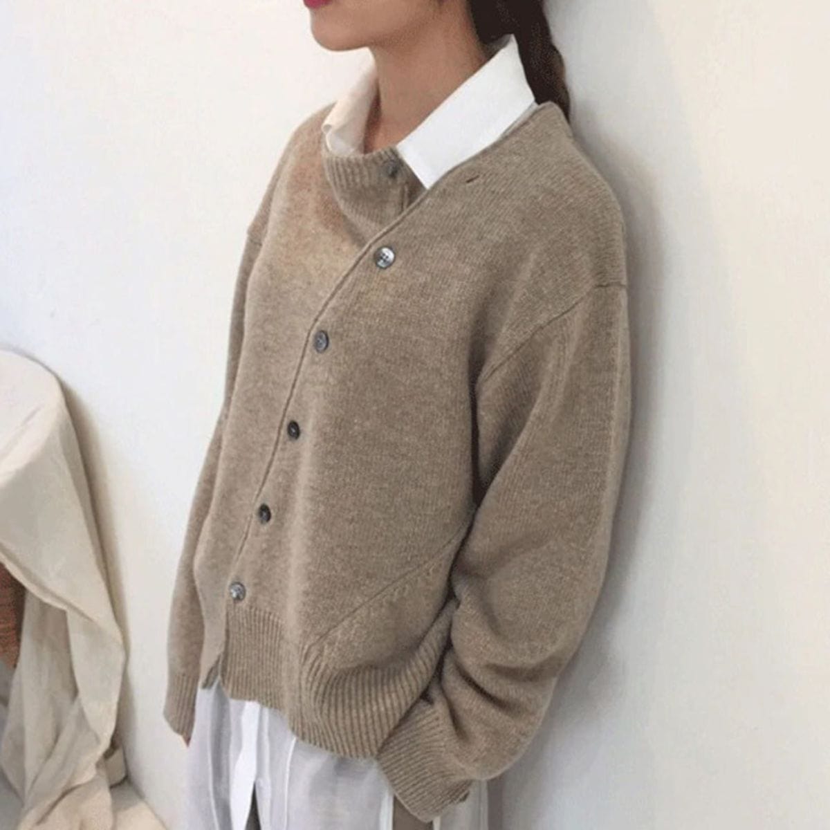 Antonia | Women's cardigan with playful button accents