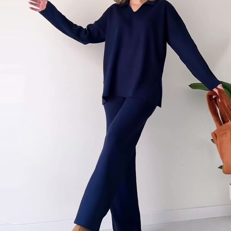 Lina® | Casual two-piece suit with a V-neck and slit.