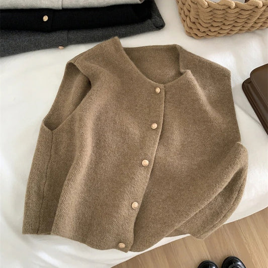 Magdalena | Elegant knitted top for women in autumn