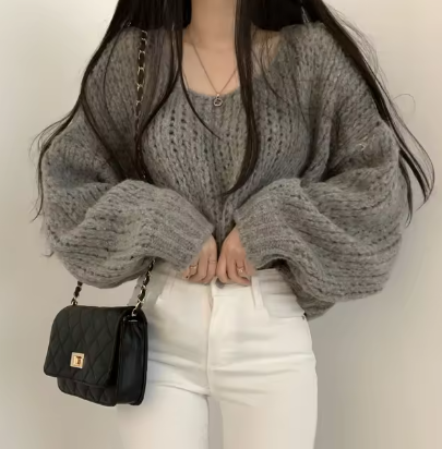 Zoe | Round neck sweater with lantern sleeves
